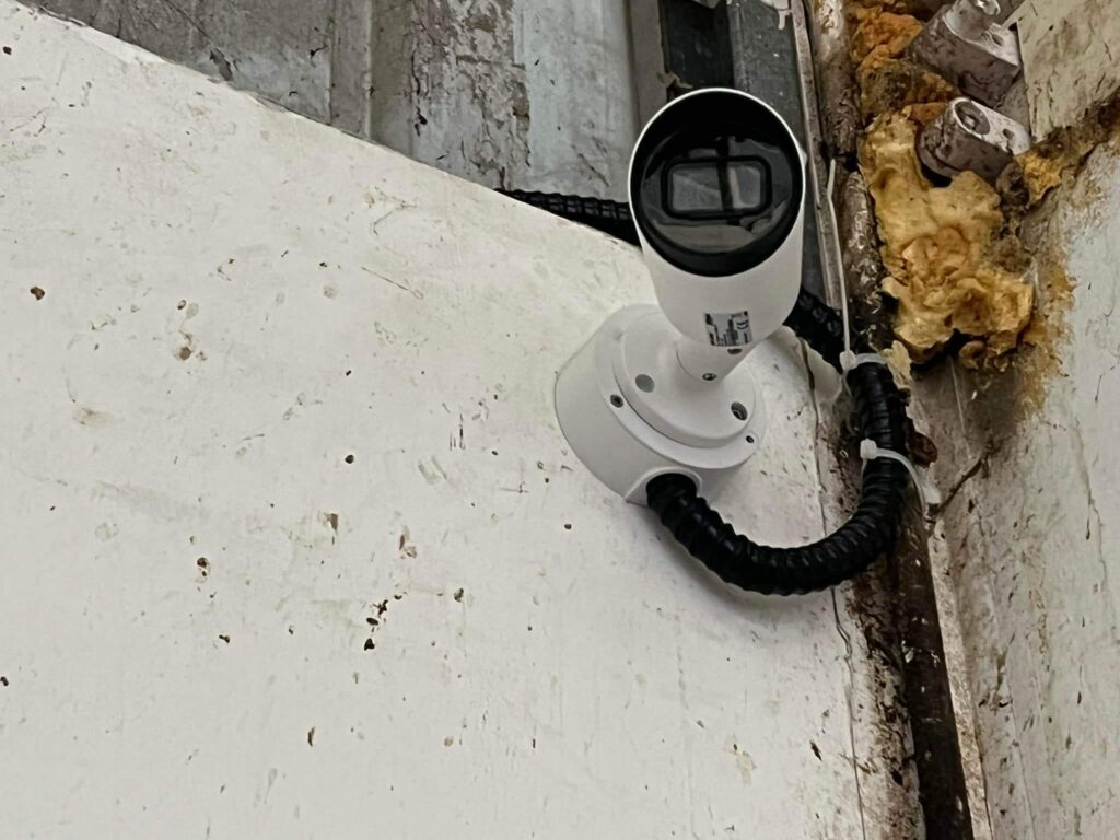 מצלמת אבטחה מכוונת בתל אביב